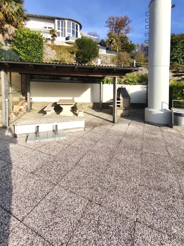 Bright 2.5-room apartment with large terrace and lake view in a residence with pool