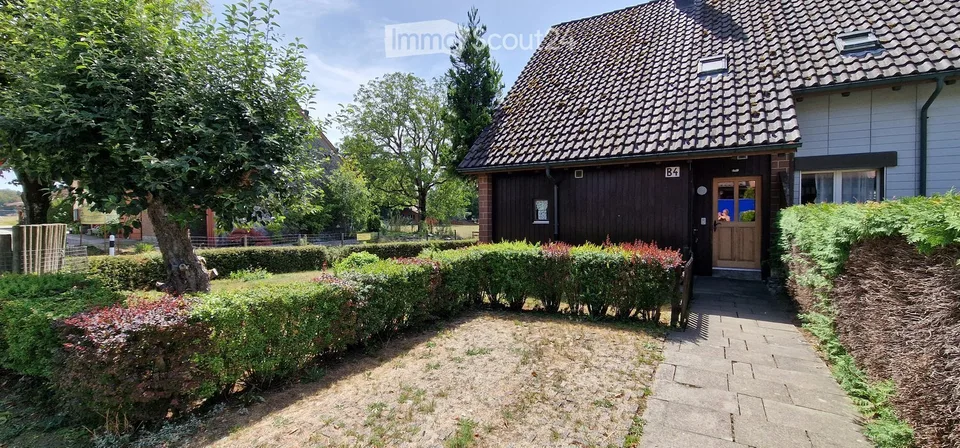 Charmantes Eck-Reihenhaus mit Garten, Garage & Parkplatz in Neuwilen