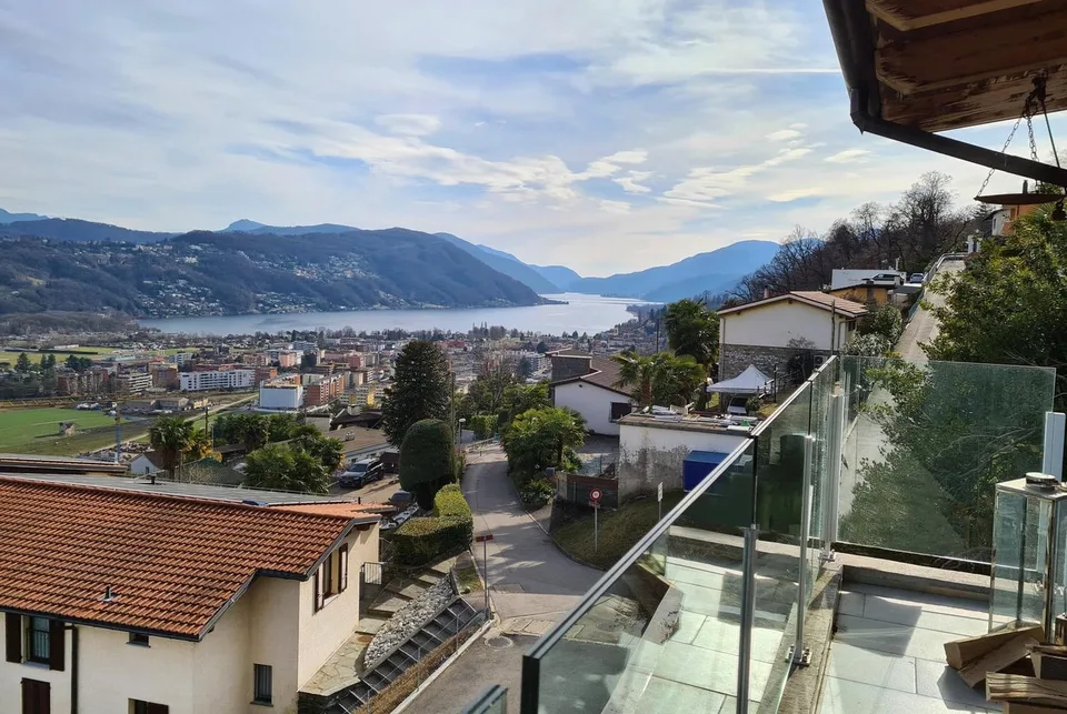 Vaste appartement penthouse 5.5 pièces avec grande terrasse et vue sur le lac à Bioggio