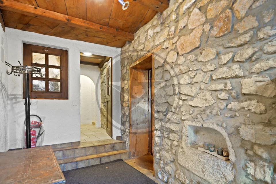 Magnifique ferme mitoyenne rénovée comprenant 2 appartements