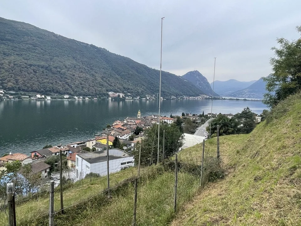 Prächtiges bebaubares Grundstück mit atemberaubendem Seeblick