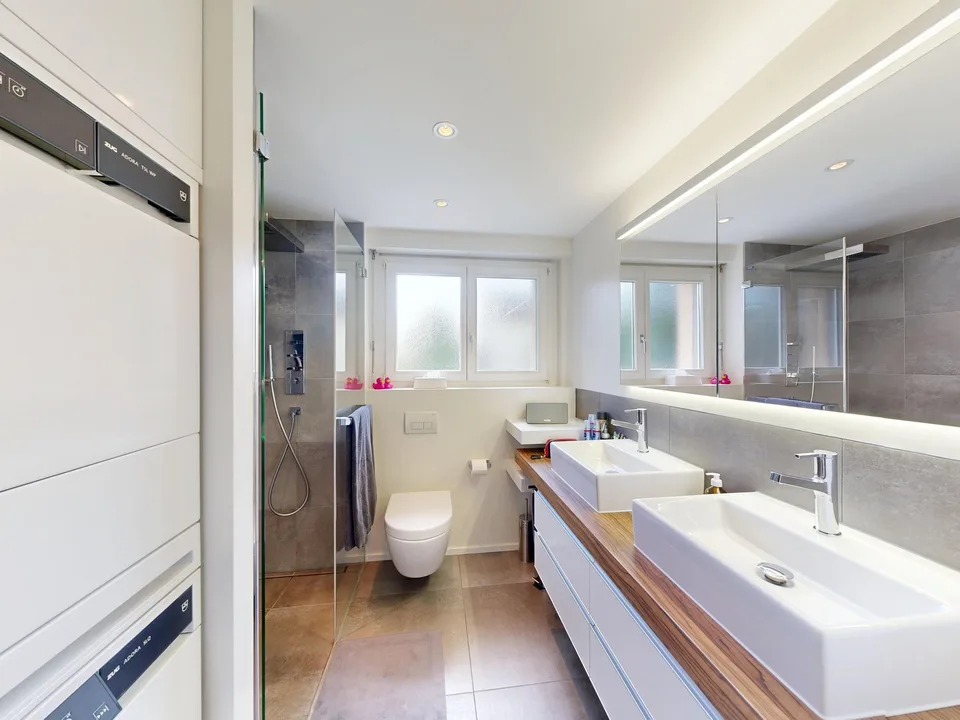 Maisonette- Attikawohnung mit grosser Dachterrasse und Poolanlage