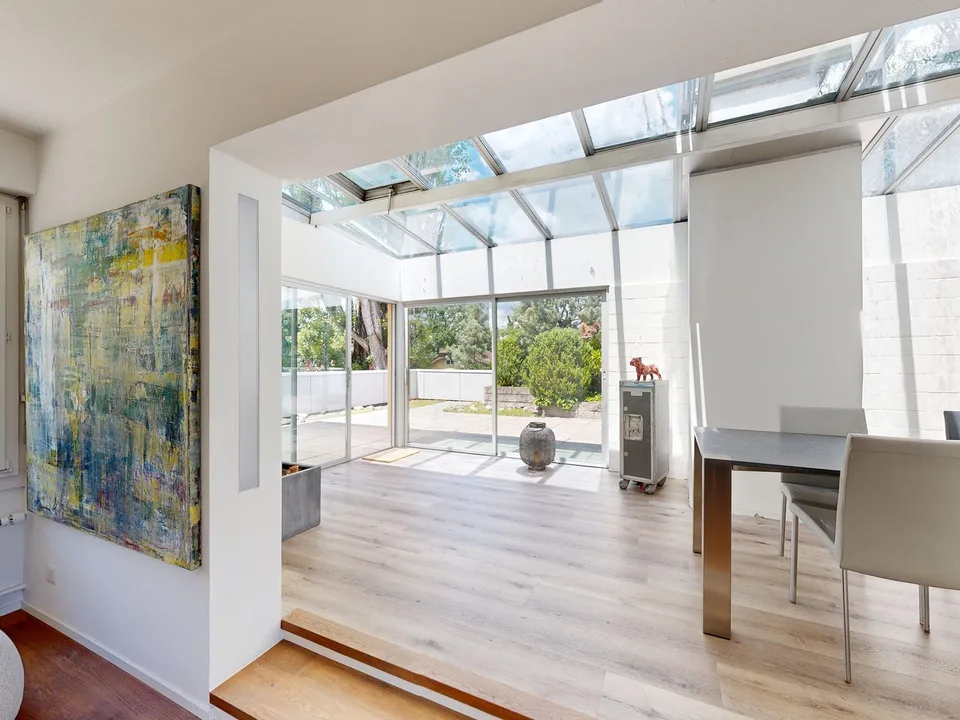 Maisonette- Attikawohnung mit grosser Dachterrasse und Poolanlage