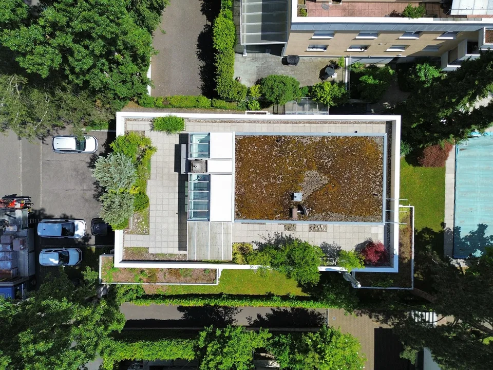 Maisonette- Attikawohnung mit grosser Dachterrasse und Poolanlage