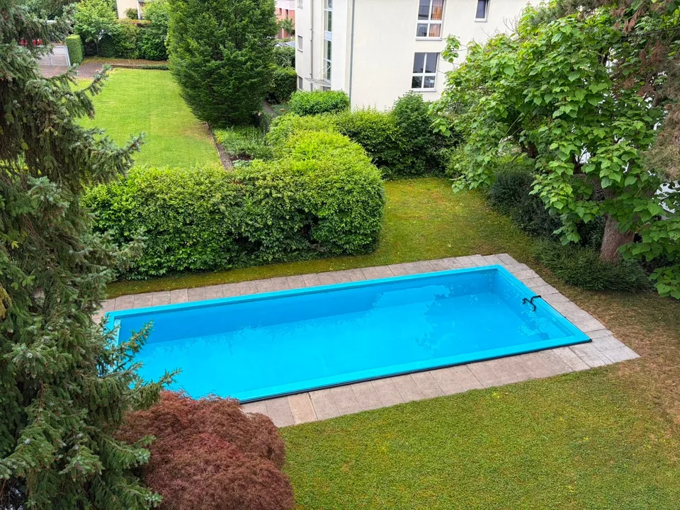 Maisonette- Attikawohnung mit grosser Dachterrasse und Poolanlage
