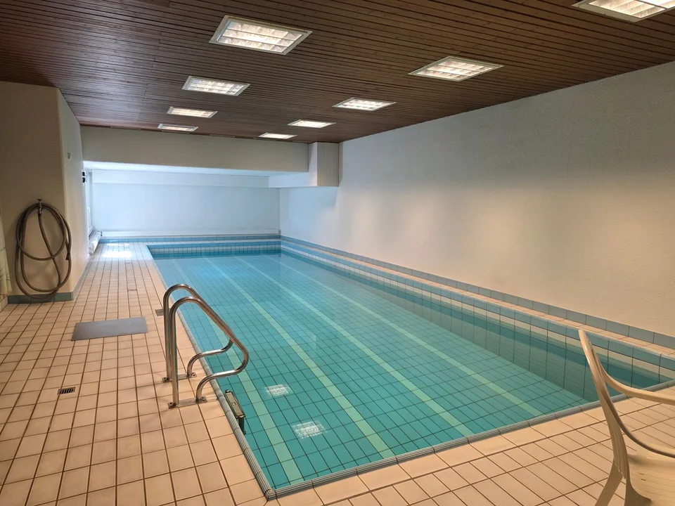 Maisonette- Attikawohnung mit grosser Dachterrasse und Poolanlage