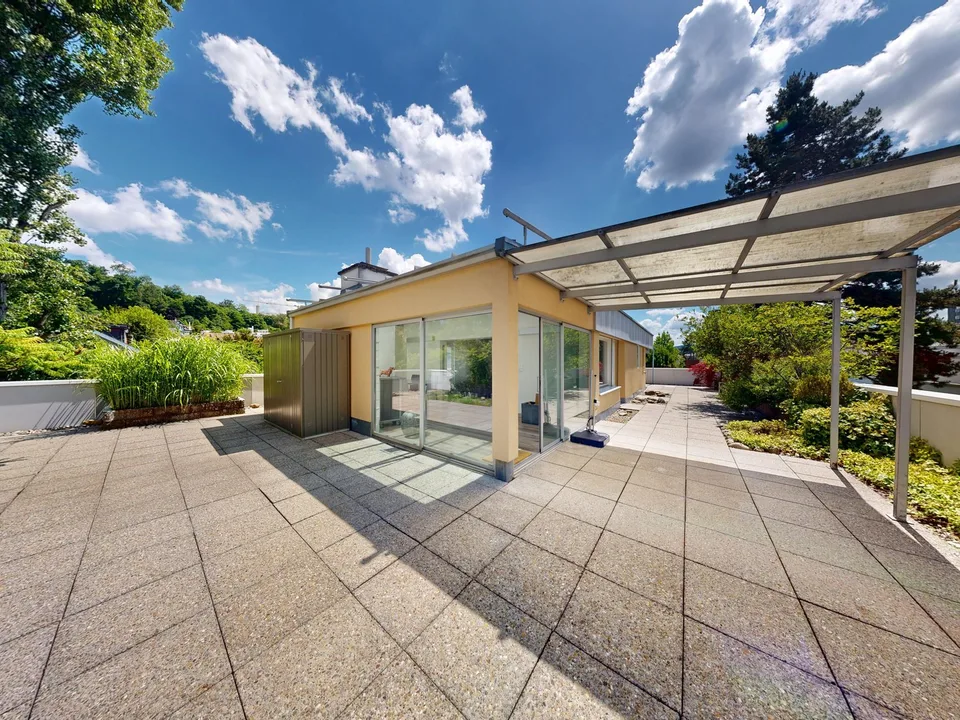 Maisonette- Attikawohnung mit grosser Dachterrasse und Poolanlage