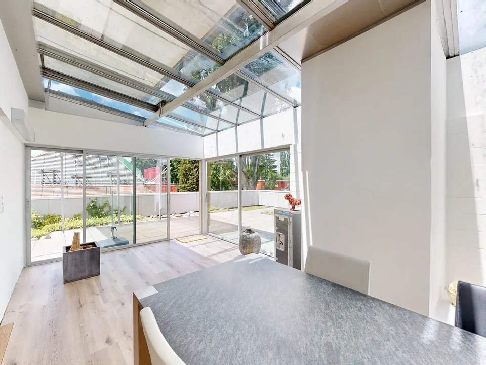 Maisonette- Attikawohnung mit grosser Dachterrasse und Poolanlage
