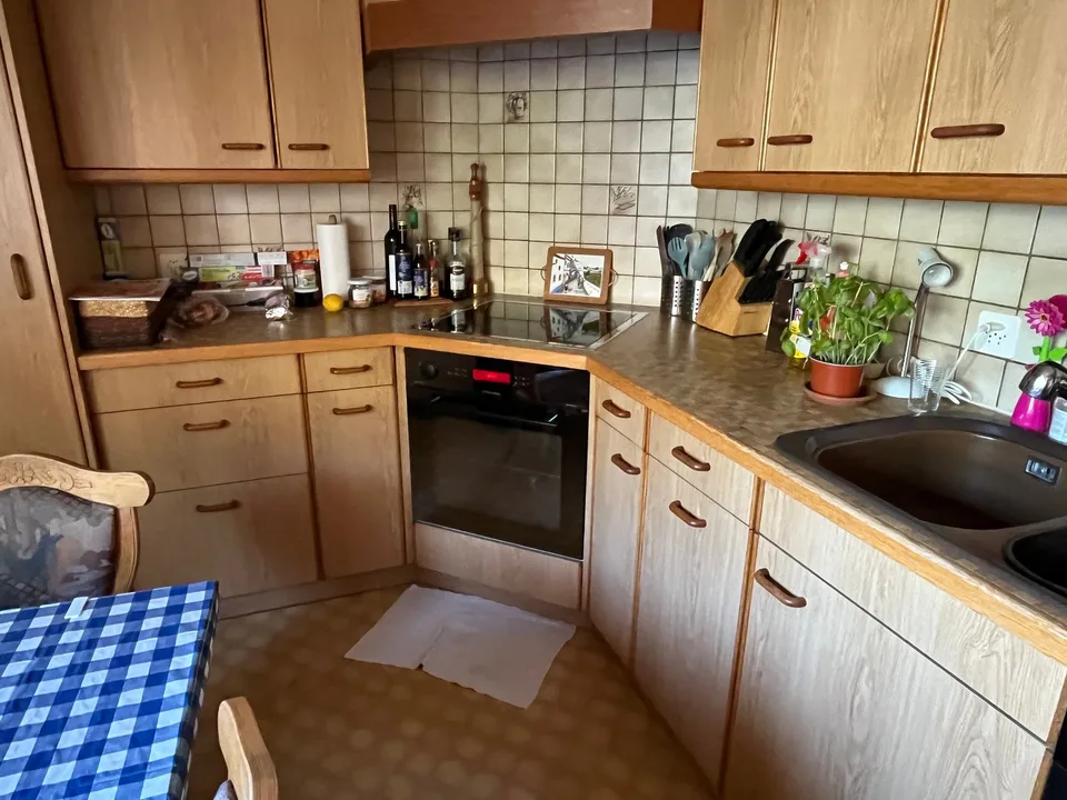 Maison individuelle avec partie de maison attenante, susceptible d'être agrandie, dans un bel emplacement.