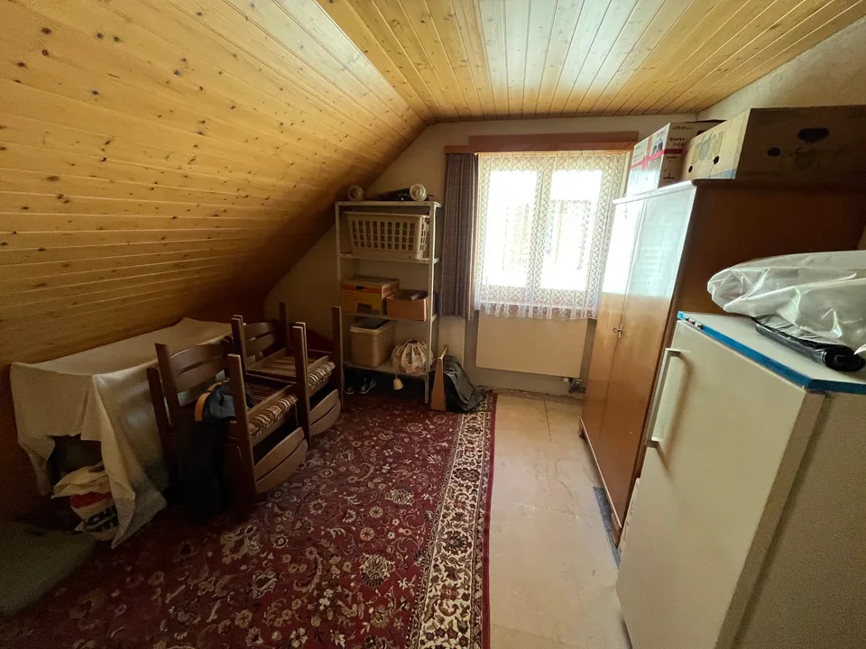 Maison individuelle avec partie de maison attenante, susceptible d'être agrandie, dans un bel emplacement.