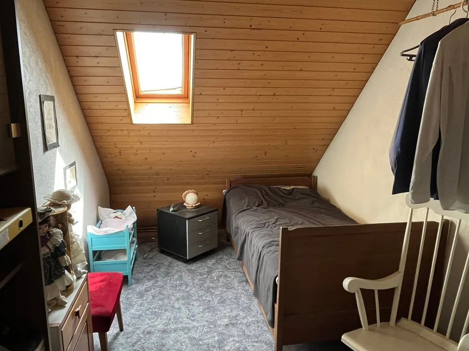 Maison individuelle avec partie de maison attenante, susceptible d'être agrandie, dans un bel emplacement.