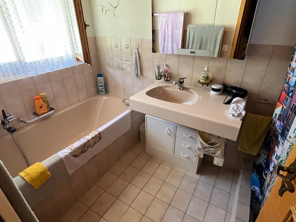 Maison individuelle avec partie de maison attenante, susceptible d'être agrandie, dans un bel emplacement.