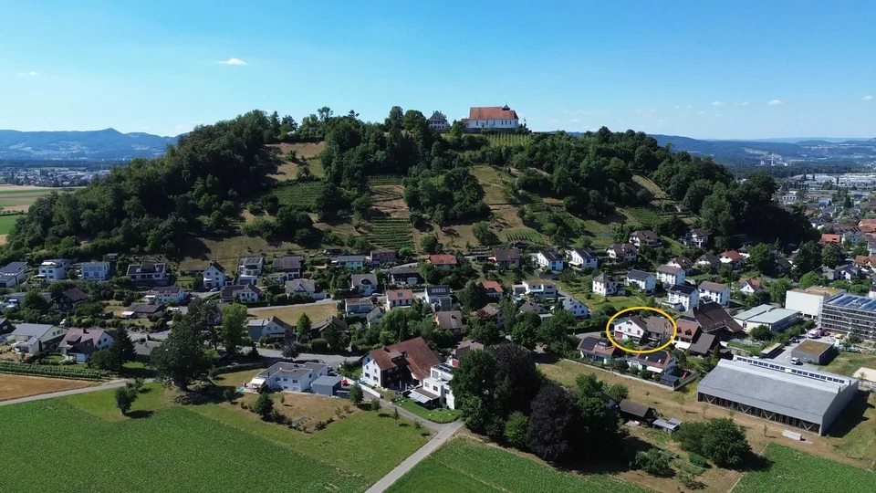Maison individuelle avec partie de maison attenante, susceptible d'être agrandie, dans un bel emplacement.