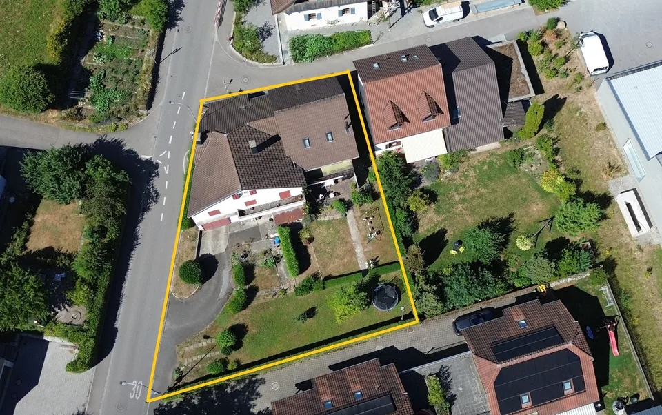 Maison individuelle avec partie de maison attenante, susceptible d'être agrandie, dans un bel emplacement.