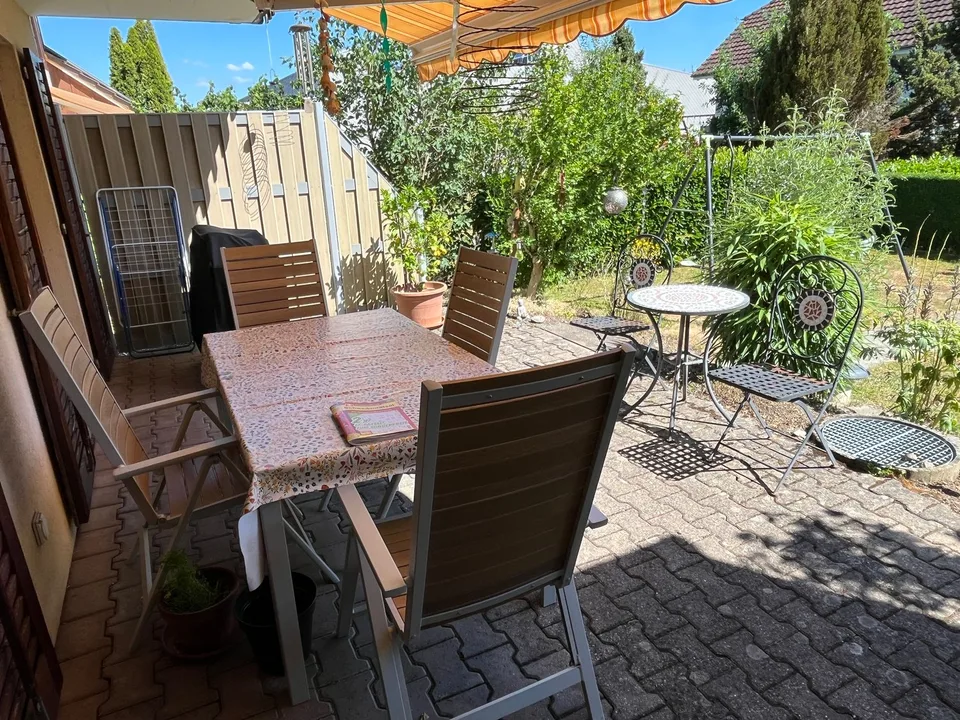 Maison individuelle avec partie de maison attenante, susceptible d'être agrandie, dans un bel emplacement.