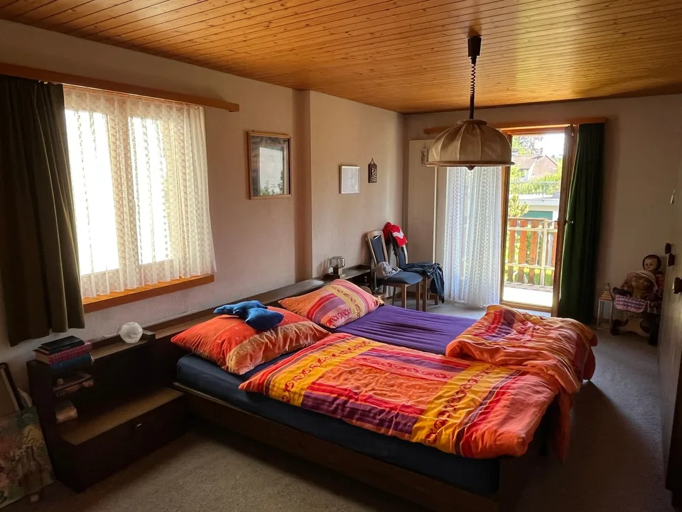 Maison individuelle avec partie de maison attenante, susceptible d'être agrandie, dans un bel emplacement.