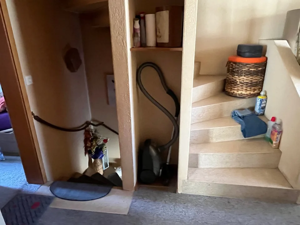 Maison individuelle avec partie de maison attenante, susceptible d'être agrandie, dans un bel emplacement.