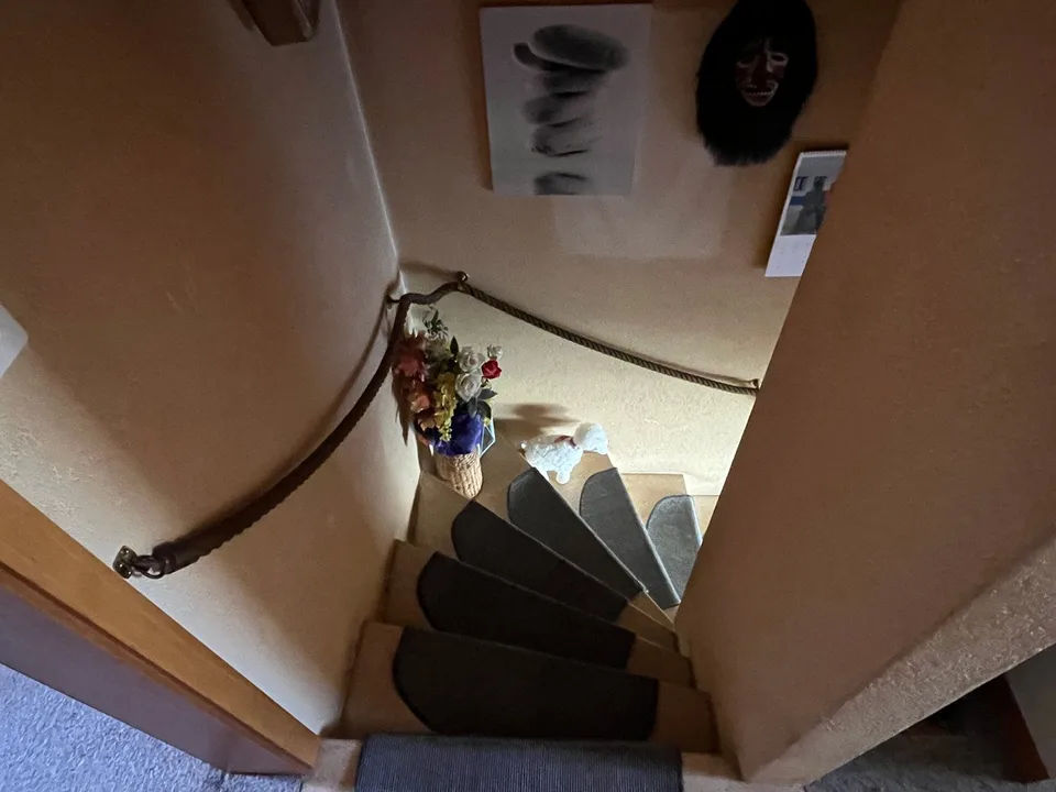 Maison individuelle avec partie de maison attenante, susceptible d'être agrandie, dans un bel emplacement.