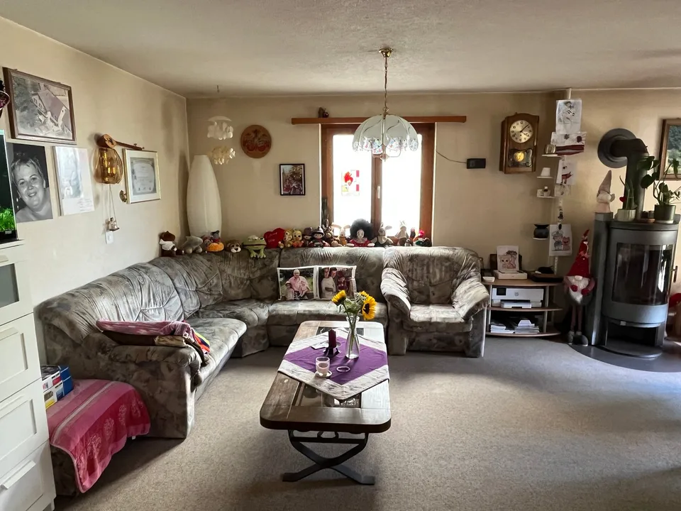 Maison individuelle avec partie de maison attenante, susceptible d'être agrandie, dans un bel emplacement.