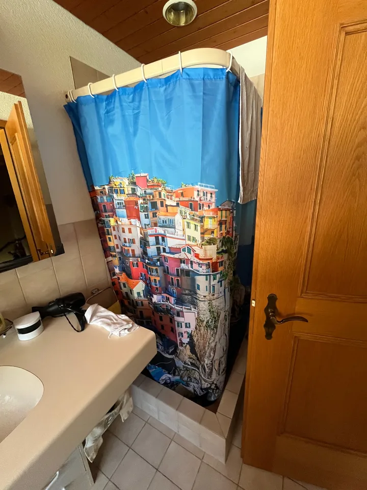 Maison individuelle avec partie de maison attenante, susceptible d'être agrandie, dans un bel emplacement.