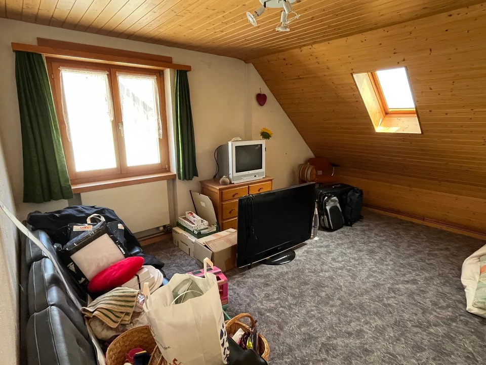 Maison individuelle avec partie de maison attenante, susceptible d'être agrandie, dans un bel emplacement.