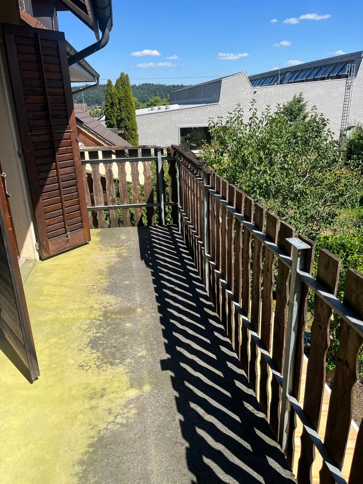 Maison individuelle avec partie de maison attenante, susceptible d'être agrandie, dans un bel emplacement.