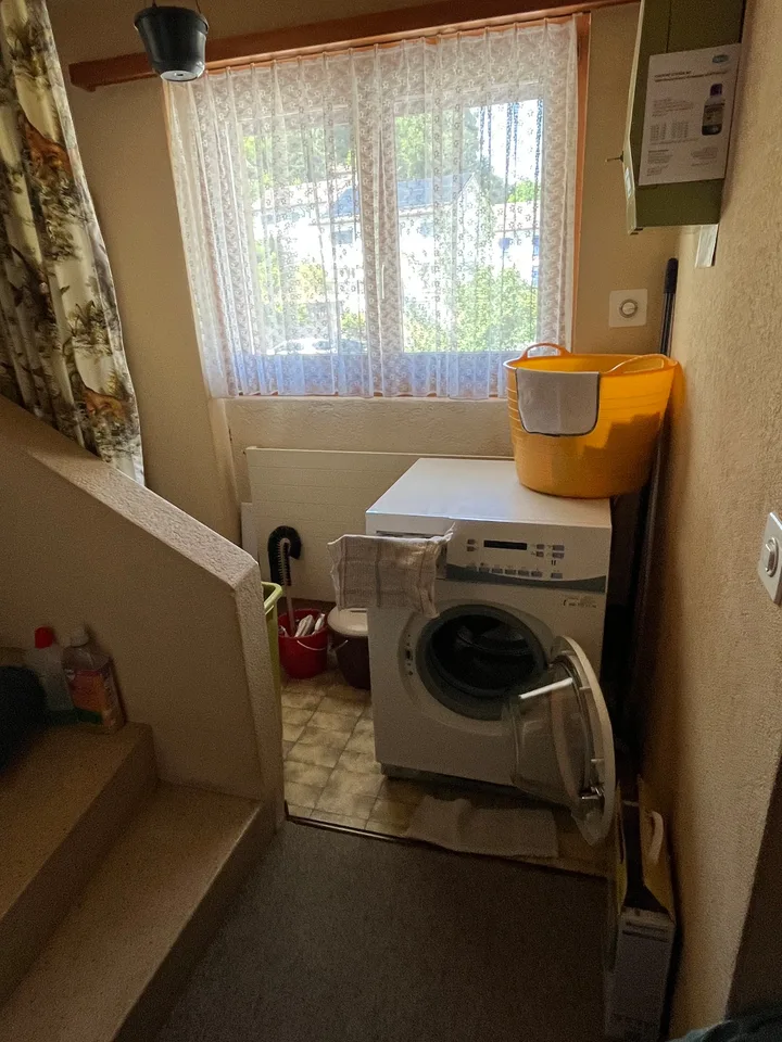 Maison individuelle avec partie de maison attenante, susceptible d'être agrandie, dans un bel emplacement.