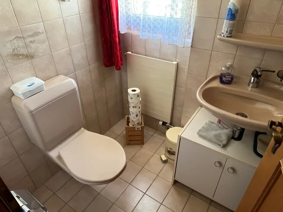 Maison individuelle avec partie de maison attenante, susceptible d'être agrandie, dans un bel emplacement.