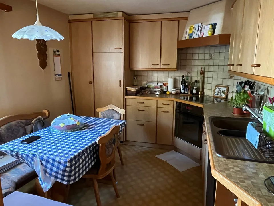 Maison individuelle avec partie de maison attenante, susceptible d'être agrandie, dans un bel emplacement.