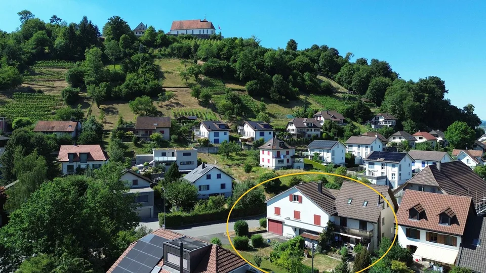 Einfamilienhaus mit angebautem, ausbaubarem Hausteil an schöner Lage.