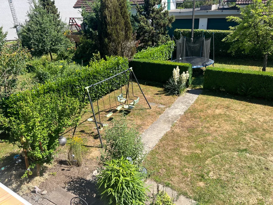 Maison individuelle avec partie de maison attenante, susceptible d'être agrandie, dans un bel emplacement.