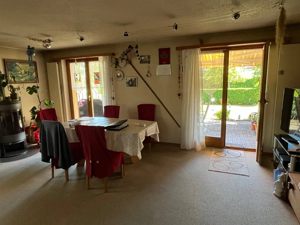 Maison individuelle avec partie de maison attenante, susceptible d'être agrandie, dans un bel emplacement.