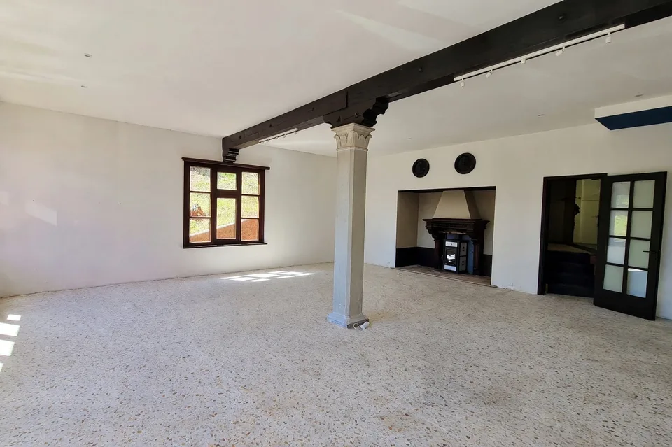 Immeuble plurifamilial avec deux appartements et espace commercial