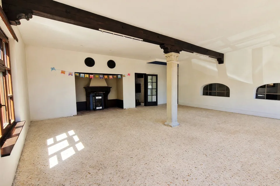Immeuble plurifamilial avec deux appartements et espace commercial