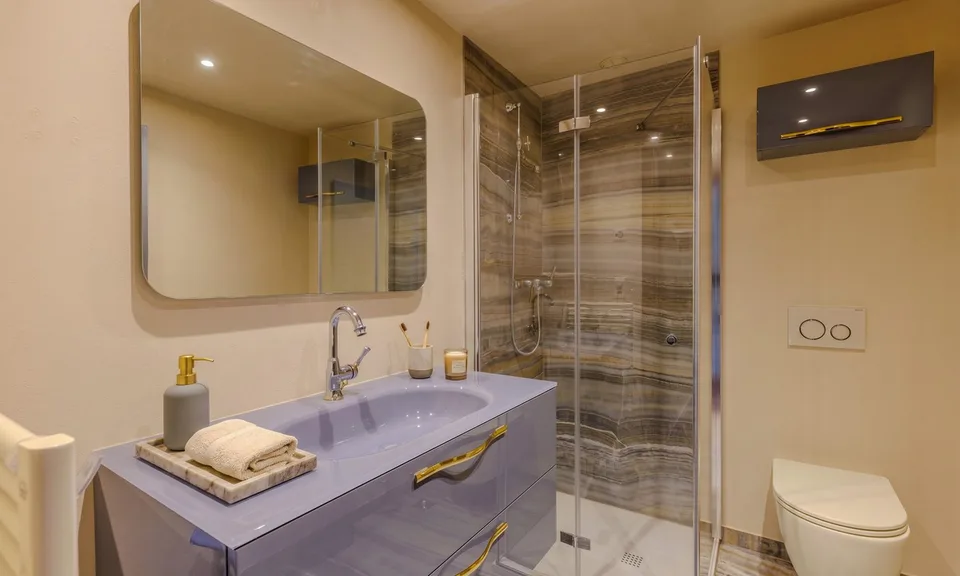 GRANDE APPARTEMENT 4.5 PIÈCES AVEC BALCON ET PISCINE AU CENTRE DE LUGANO