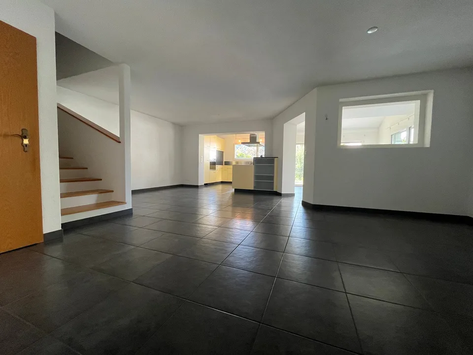 Affascinante casa a schiera di 5,5 locali a Safenwil – disponibile immediatamente