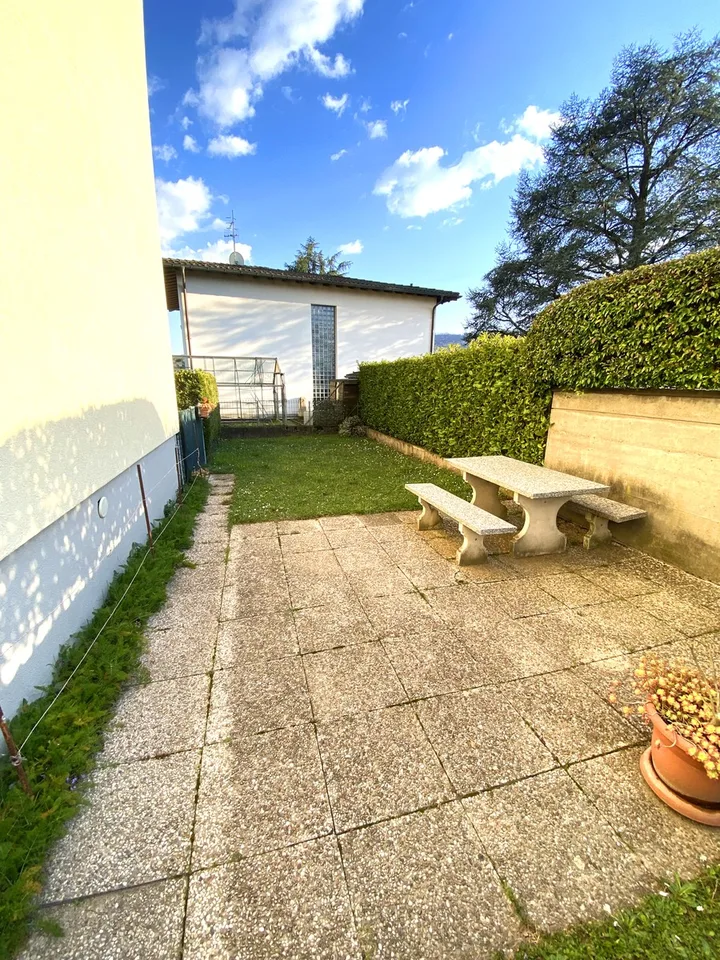 Schönes 3,5-Zimmer-Wohnung, teilweise renoviert, mit überdachtem Balkon.