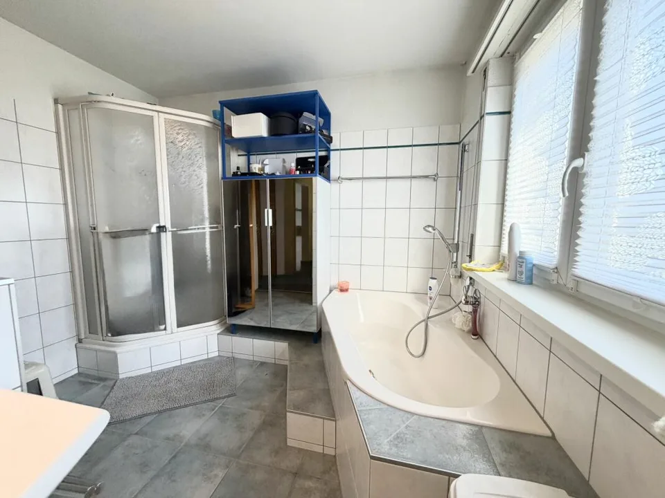 Casa unifamiliare indipendente con giardino spazioso in una zona residenziale tranquilla
