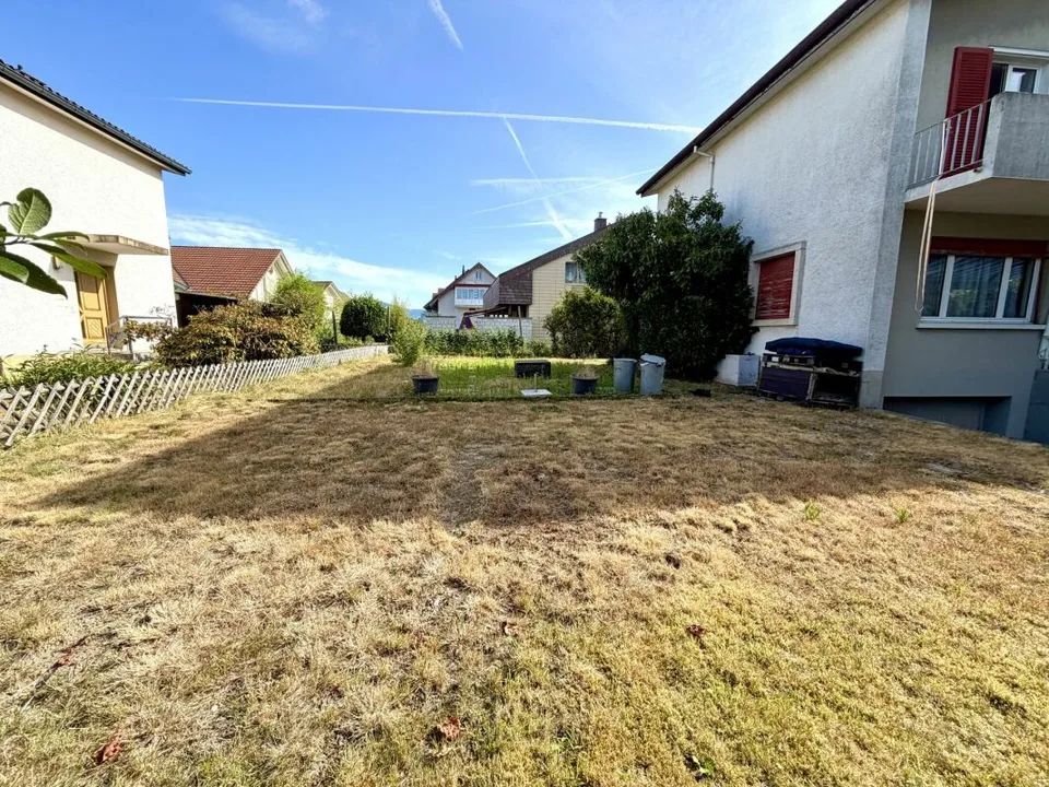 Casa unifamiliare indipendente con giardino spazioso in una zona residenziale tranquilla