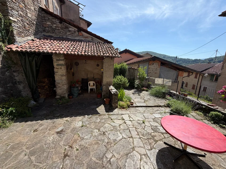 Großes Haus im Kern 4.5 Lokale mit Garten in Breno Alto Malcantone