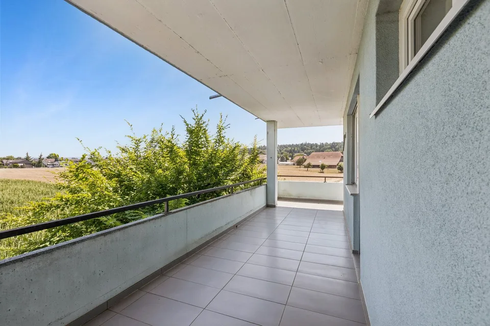 Completely renovated 4.5-room apartment with spacious balcony and ...