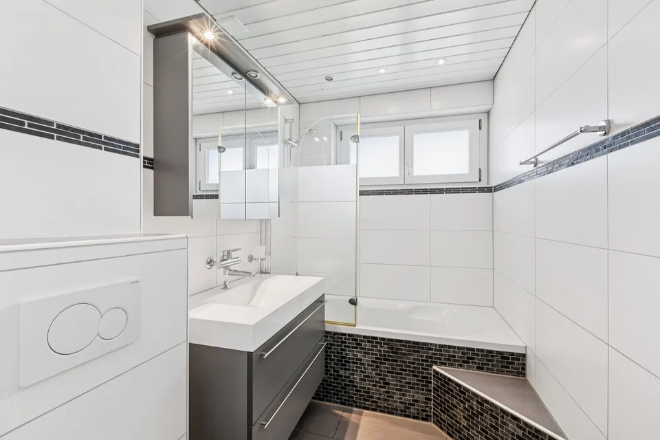 Completely renovated 4.5-room apartment with spacious balcony and ...