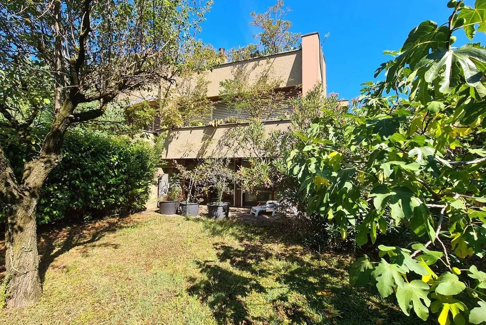 Maison accueillante de 5.5 pièces immergée dans le vert à Melano
