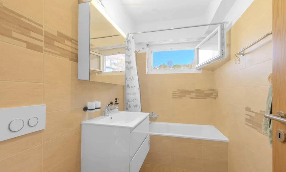 SPACIOUS 4.5-ROOM APARTMENT WITH PANORAMIC VIEW IN A GREEN AREA IN CADRO
