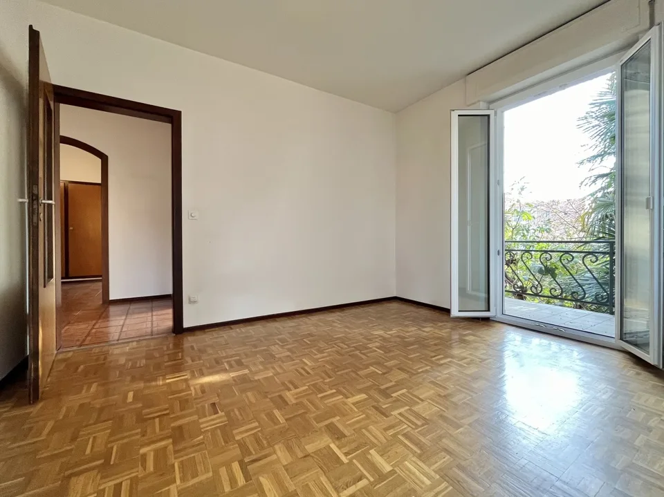 LUMINOSA VILLA 6.5 MIT EBENERDIGEM GARTEN IN BALERNA