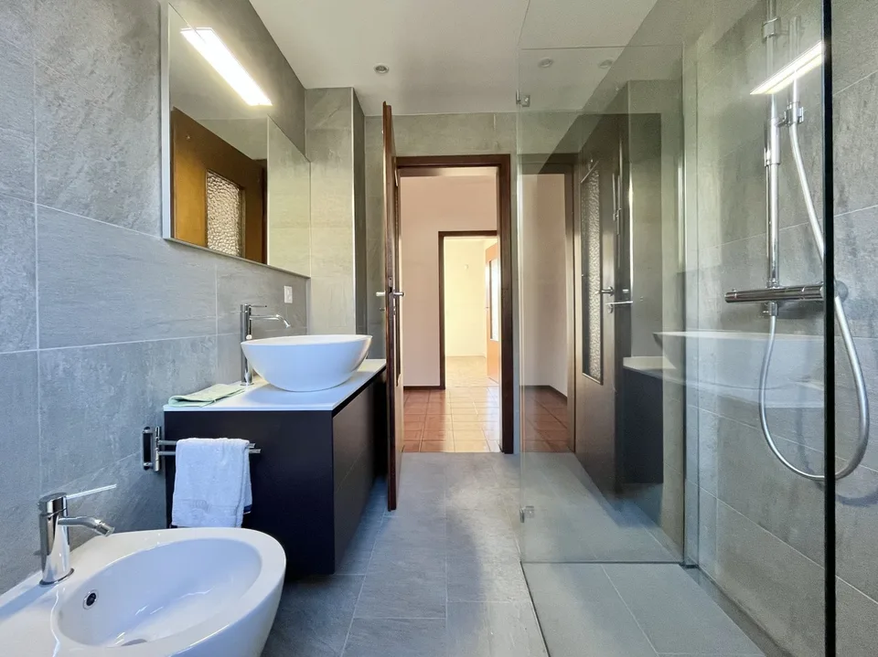 LUMINOSA VILLA 6.5 MIT EBENERDIGEM GARTEN IN BALERNA