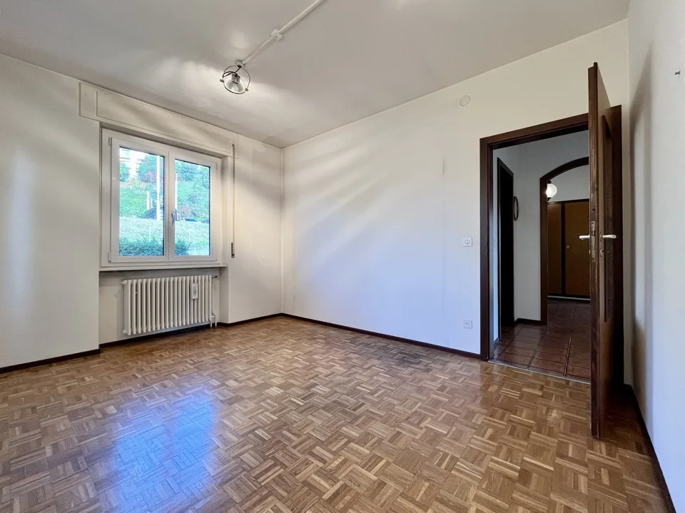 LUMINOSA VILLA 6.5 MIT EBENERDIGEM GARTEN IN BALERNA