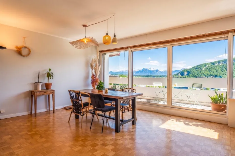 Attique traversant - Vue panoramique Mont-Blanc & Jura - 101 m² -