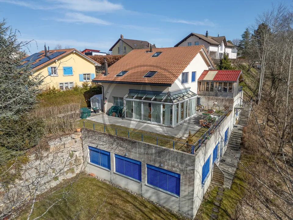 Spacieuse propriété comprenant 2 appartements et un atelier artisanal