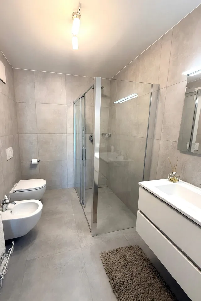 Elegante nuovo 3,5 con ampio terrazzo e camera con bagno ensuite